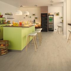 Egger 2015-17, 8/32 Classic, H1067 Aspen Wood - interiér